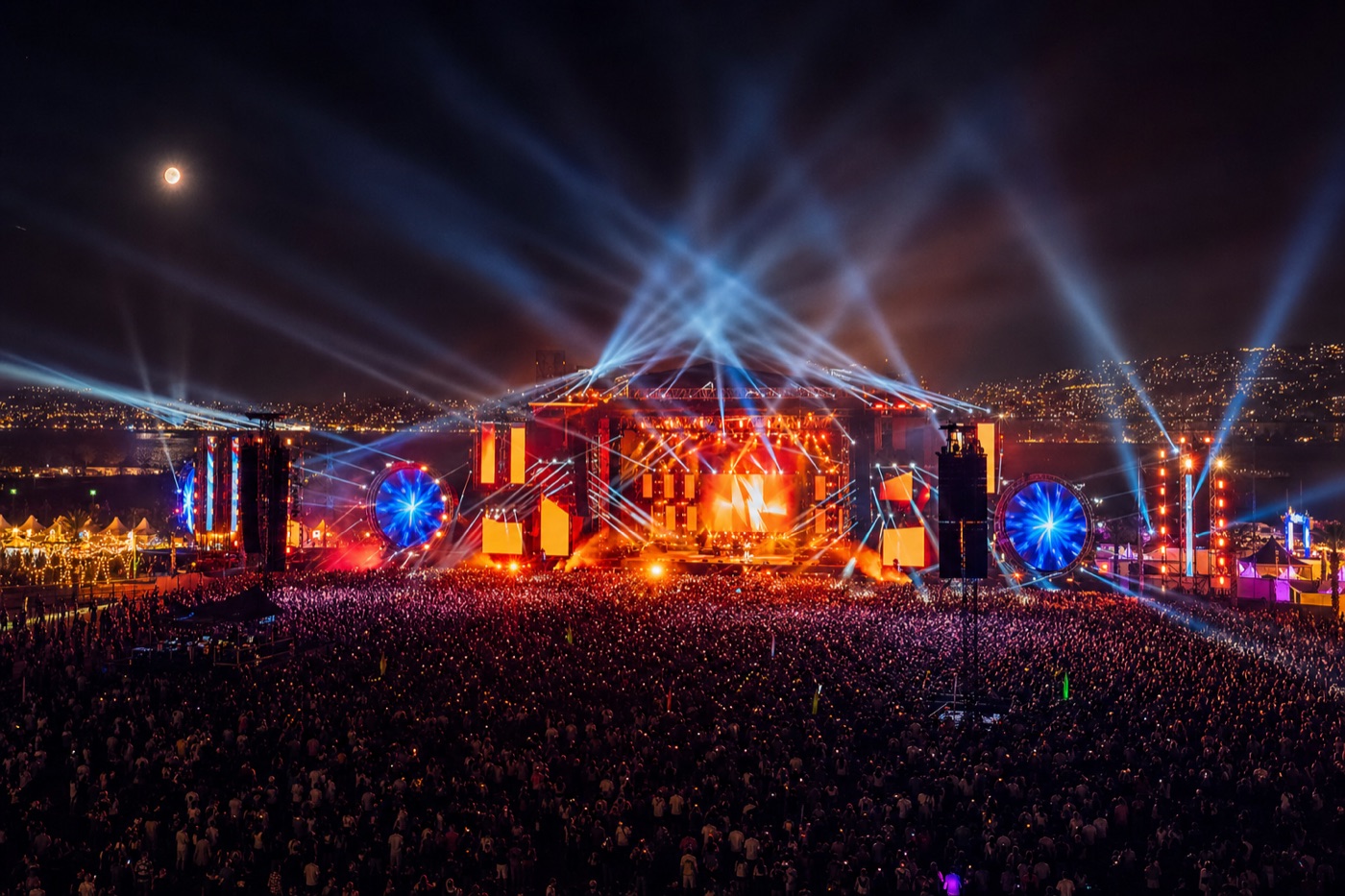 Profesyonel sahne ve renkli ışıklarla açık hava festivali